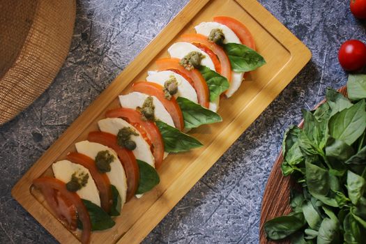Mozzarella Caprese — Pizza Dvor