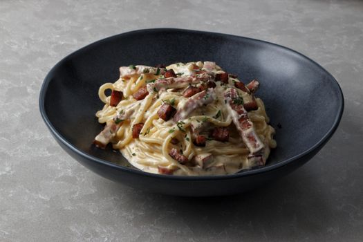 Spaghetti Carbonara — Pizza Dvor